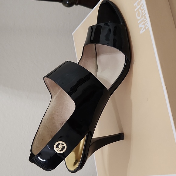 Stylish MK black heels - Picture 3 of 4